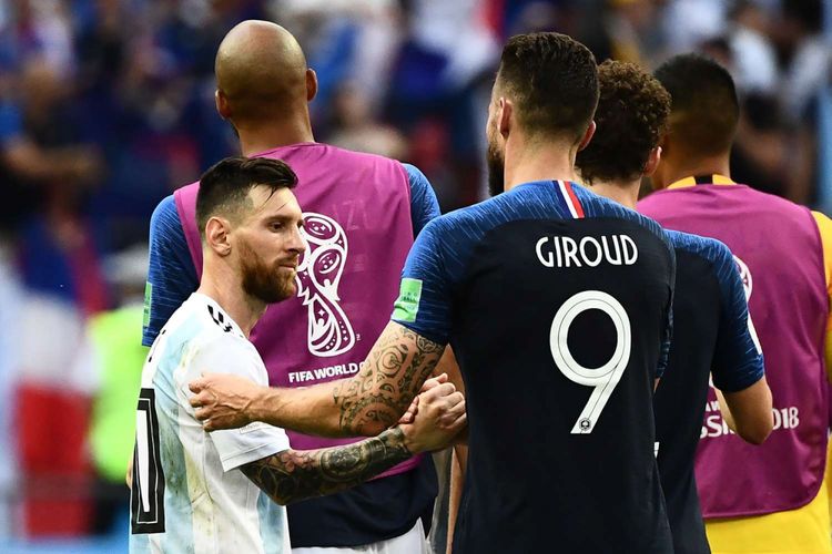 Pemain Argentiina Lionel Messi memberikan selamat kepada pemain Perancis Olivier Giroud, seusal pertandingan babak 16 besar Piala Dunia 2018, di Kazan Arena, 30 Juni 2018.