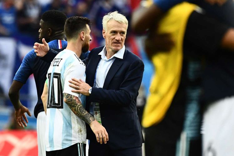 Pelatih Perancis Didier Deschamps menghinbur pemain Argentina Lionel Messi seusai laga pada babak 16 Besar Piala Dunia 2018 di Kazan Arena, Sabtu, 30 Juni 2018.