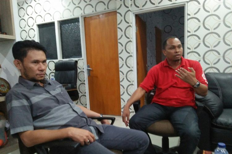 Dua Komisioner KPU Sulsel Ulimin dan Asram Jaya memberikan penjelasan terkait kasus dugaan manipulasi rekapan data perhitungan suara Pilkada Makassar,  Sabtu (30/6/2018).