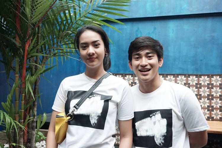 Pasangan selebgram Anya Geraldine dan artis peran Bio One saat ditemui di syukuran film Rembulan Tenggelam di Wajahmu di Queens Head, Kemang, Jakarta Selatan, Jumat (29/6/2018).