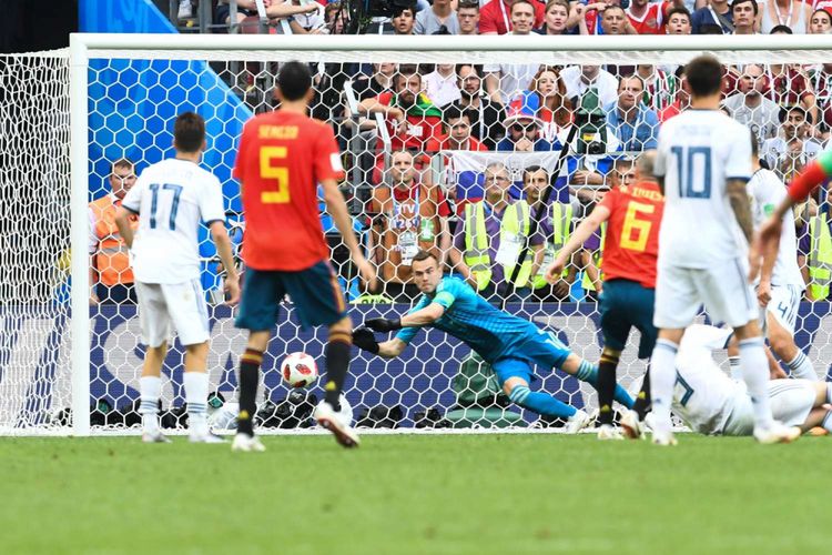 Kiper Rusia Igor Akinfeev (tengah) berusaha menghentikan bola saat melawan Spanyol  pada babak 16 besar Piala Dunia 2018, di Stadion Luzhniki, Minggu (1/7/2018). Rusia berhasil lolos ke-8 besar setelah mengalahkan Spanyol dalam drama adu penalti.