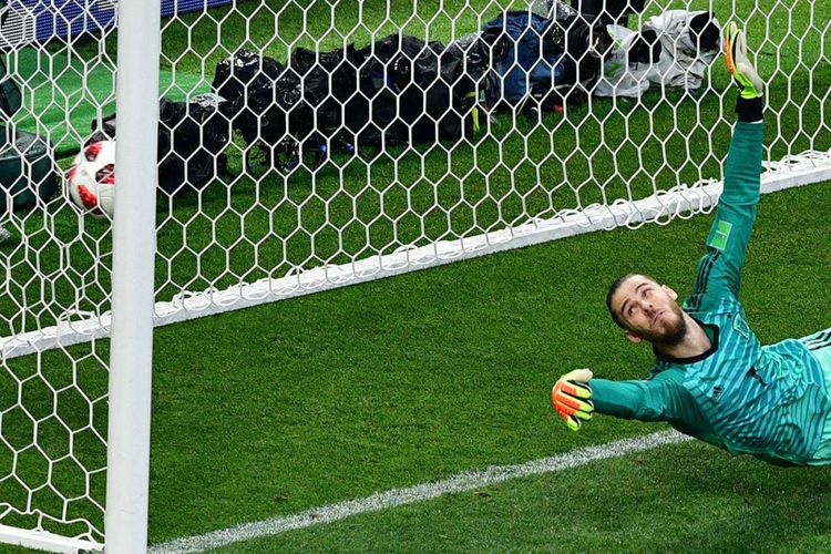 Kiper Spanyol David De Gea gagal menghalau bola saat adu penalti pada laga 16 besar Piala Dunia 2018 melawan Rusia di Stadion Luzhniki, Minggu (1/7/2018). Timnas Rusia lolos ke babak perempat final setelah menyingkirkan Spanyol lewat drama adu penalti dengan skor 4-3.
