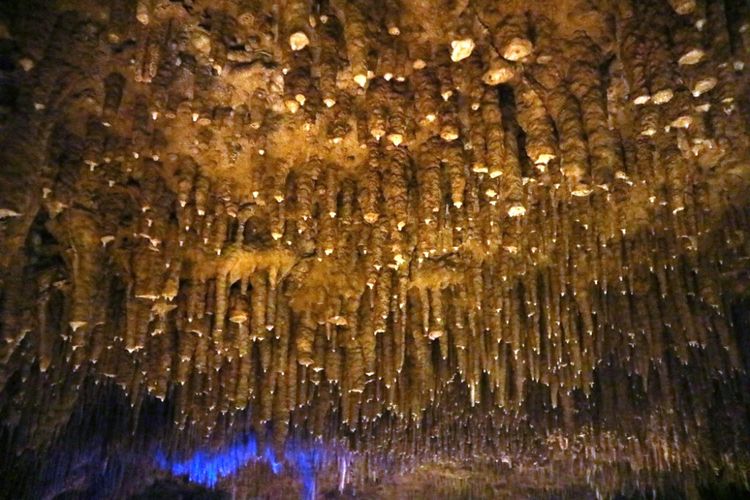 Goa Gyokusendo yang ada di Prefektur Okinawa, Jepang diklaim merupakan goa dengan ekosistem terbesar di Jepang dengan jutaan stalagtit dan stalagmit yang terbentuk sejak 300.000 tahun yang lalu, Sabtu (19/6/2018).