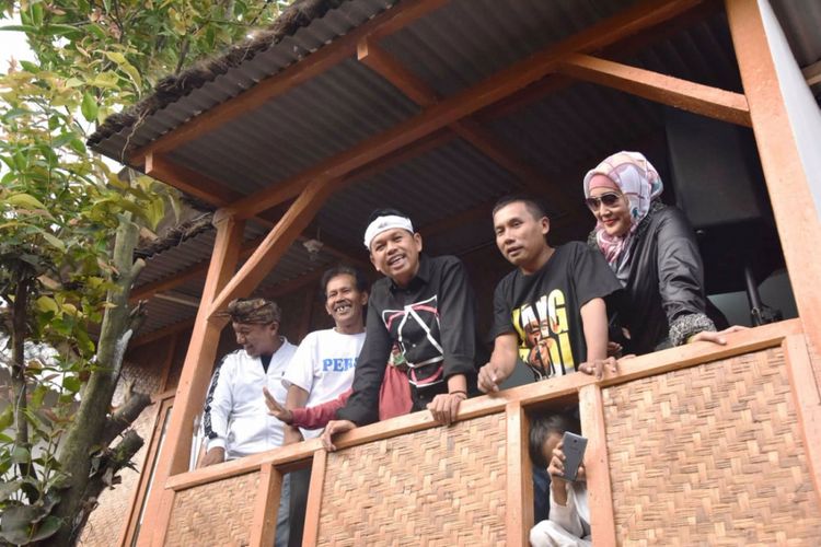 Mantan Bupati Purwakarta Dedi Mulyadi saat meninjau rumah bebas dari banjir di bantaran Sungai Citarum, Dayeuh Kolot, Kota Bandung, belum lama ini.