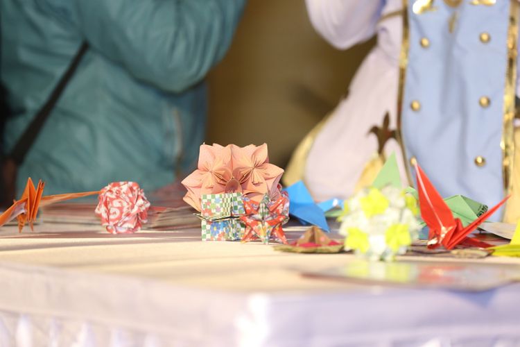 Acara kontes origami dibuka oleh Ohayo Jepang usai diresmikan di Festival budaya dan kuliner Jepang Ennichisai 2018, Blok M Square, Jakarta, Minggu (1/7/2018). Kompas.com bekerja sama dengan Karaksa Media Partner dalam menghadirkan panduan perjalanan untuk masyakarat Indonesia yang ingin berwisata ke Jepang dalam situs Ohayo Jepang.