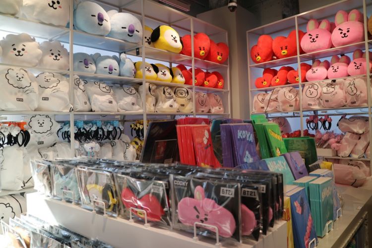 Kompas.com berkunjung ke lantai 3 Line Friends Store di Harajuku, Jepang, Jumat (29/6/2018). Lantai ini khusus menjuak pernak-pernik karakter BT21 dari boyband BTS.