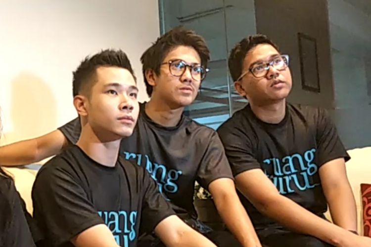 Iqbaal Ramadhan diapit oleh rekan-rekannya sesama Ruangguru Squad di Grand Metropolitan Mall, Bekasi, Jawa Barat, Sabtu (30/6/2018) malam.