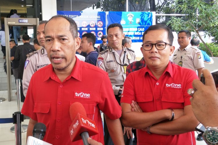 PR Manager TvOne Raldy Doy dan General Manager News Gathering TvOne Ecep S Yasa saat menyambangi Polda Metro Jaya, Senin (2/7/2018).