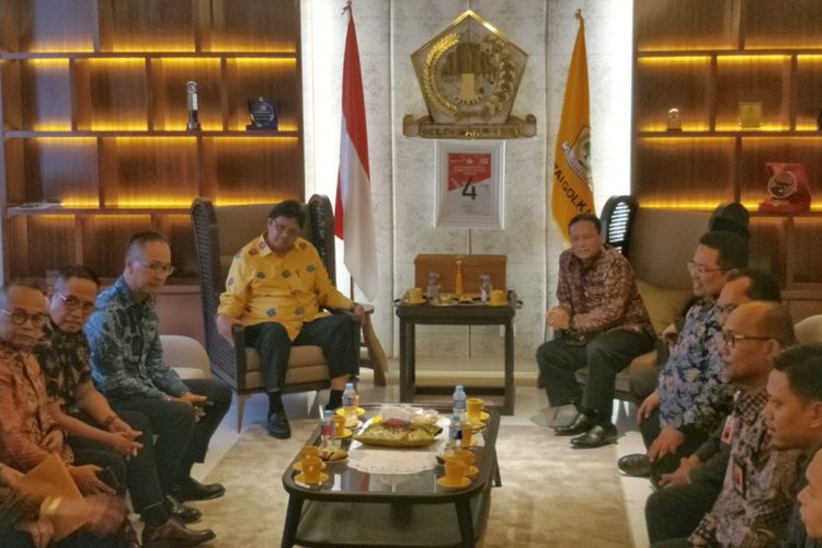 Ketua Badan Pengawas Pemilu (Bawaslu) Abhan bertemu dengan Ketua Umum Partai Golkar Airlangga Hartarto di kantor DPP Partai Golkar, Slipi, Jakarta Barat, Senin (2/7/2018).