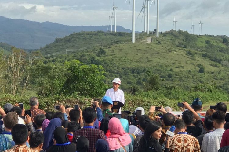 Presiden Joko Widodo saat meresmikan PLTB Sidrap di Sulawesi Selatan, Senin (2/7/2018).