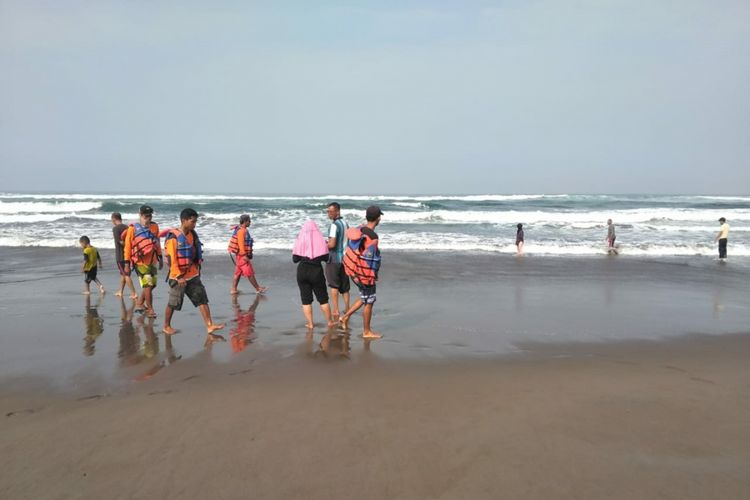 Petugas SAR melakukan penyisiran terhadap dua wisatawan yang hilang di Pantai Parangtritis, Senin (2/7/2018)