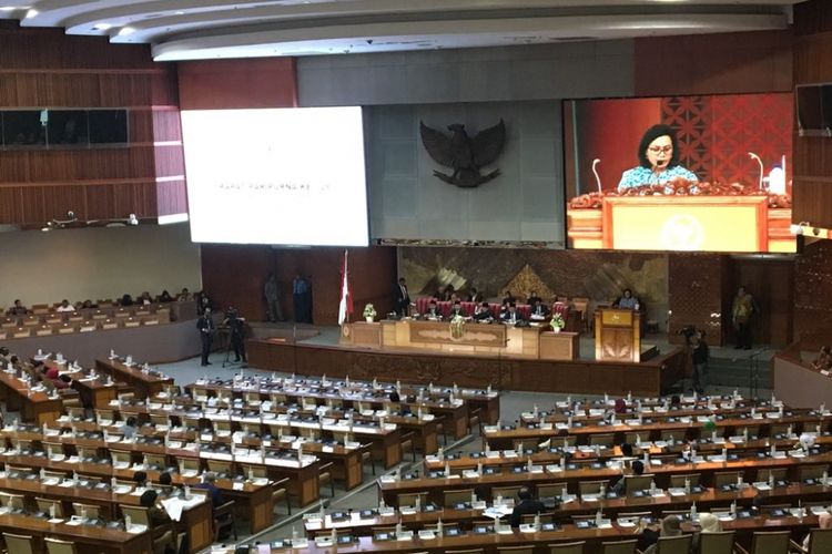 Menteri Keuangan Sri Mulyani Indrawati saat menyampaikan pidato Pokok-Pokok RUU Pertanggungjawaban atas Pelaksanaan APBN Tahun Anggaran 2017 di sidang paripurna DPR RI, Selasa (3/7/2018).