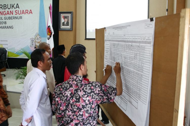 Rapat pleno terbuka rekapitulasi penghitungan suara Pemilihan Gubernur dan Wakil Gubernur Jawa Tengah di Gedung PAUDNI, Ungaran, Rabu (4/7/2018) siang.