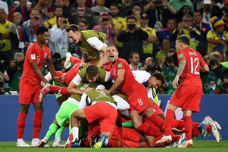 Para pemain Inggris merayakan kemenangan timnya atas Kolombia pada laga 16 besar Piala Dunia 2018 di Otkrytiye Arena, Selasa (3/7/2018) atau Rabu dini hari WIB. Inggris menang 4-3 dalam drama adu penalti dan memastikan tiket ke perempat final.