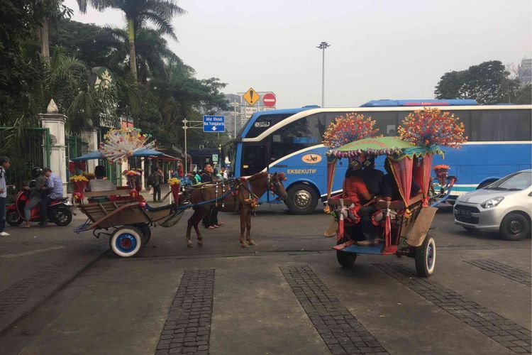 Pemprov DKI Jakarta melarang delman  di Jakarta Pusat  beroperasi selama Asian Games 2018 atau mulai 1 Agustus-30 September 2018. Pelarangan tersebut dilakukan untuk menghindari penyakit menular yang bisa saja menjangkit kuda atlet Asian Games, Rabu (4/7/2018).