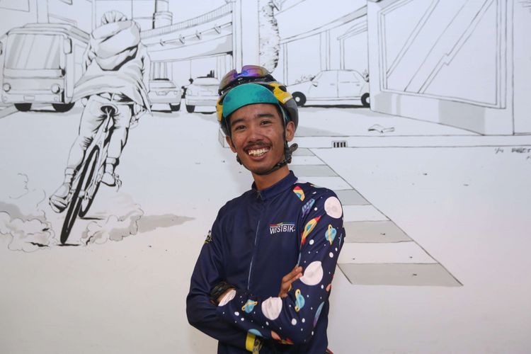 Arvy, seorang kurir Westbike Messenger Service (WMS), berpose di kantor WMS di Kebayoran Lama, Jakarta, Rabu (4/7/2018). WMS merupakan sebuah perusahaan jasa kurir khusus antar barang dengan menggunakan sepeda.