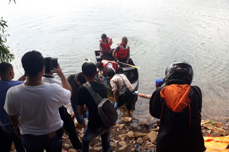 Proses evakuasi sesosok mayat yang dilakukan jajaran Polsek sekupang dan Polsek Lubuk Baja di waduk Sei Ladi, Kamis (4/7/2018)