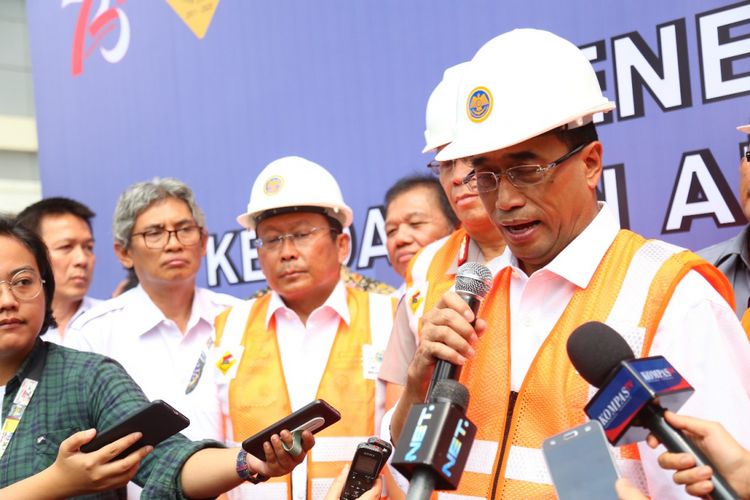 Menteri Perhubungan Budi Karya Sumadi memeriksa angkutan barang. Pemerintah tengah menyiapkan sistem berbasis teknologi di jembatan timbang untuk mengawasi angkutan barang yang kelebihan muatan.