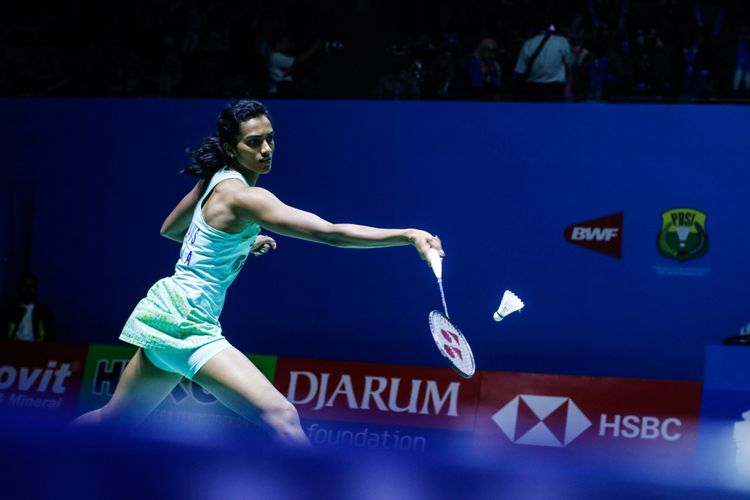 Pebulu tangkis tunggal putri India, V. Sindhu mengembalikan bola ke arah pasangan asal Jepang, Aya Ohori dalam laga babak kedua Indonesia Open 2018 di Istora Senayan, Jakarta, Kamis (5/7/2018). Pebulu tangkis tunggal putri India, V. Sindhu menang dengan skor 21-17 21-14.