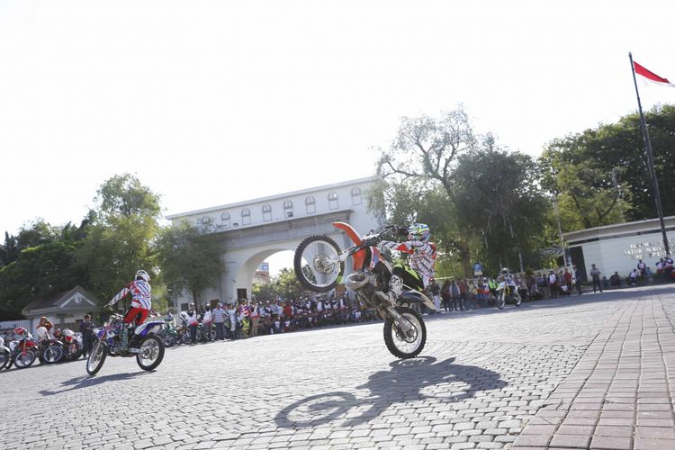 Sejumlah crosser menampilkan keahliannya saat pra-event kejuaraan MXGP seri ke-13 di Kota Semarang