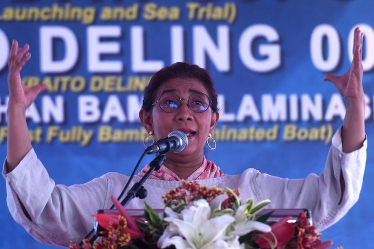 Menteri Kelautan dan Perikanan Susi Pudjiastuti memberikan mata kuliah umum saat peluncuran kapal berbahan bambu laminasi, Baito Deling 001 buatan Institut Teknologi Sepuluh Nopember (ITS) Surabaya di Kenjeran, Surabaya, Senin (2/7). Kapal bambu laminasi yang diklaim sebagai inovasi pertama di dunia tersebut diharapkan bisa memberikan alternatif kapal bagi nelayan dan juga meningkatkan harga jual kapal.