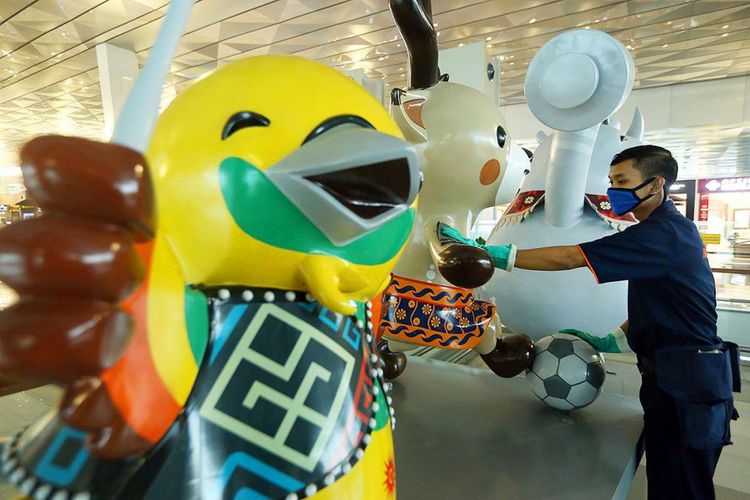 Seorang petugas tengah membersihkan maskot Asian Games 2018  (Bhin-Bhin, Atung dan Kaka) yang ada di Terminal 3 Keberangkatan Bandara Soekarno-Hatta, Tangerang, Banten, Kamis (5/07/2018). PT Angkasa Pura AP (II) selaku pengelola bandara menyatakan siap memfasilitasi kedatangan dan kepulangan peserta Asian Games 2018 dengan menyiapkan sarana dan prasarana di tiga bandara yakni Bandara Soekarno Hatta, Bandara Sultan Mahmud Badaruddin II Palembang dan Husein Sastranegara Bandung.