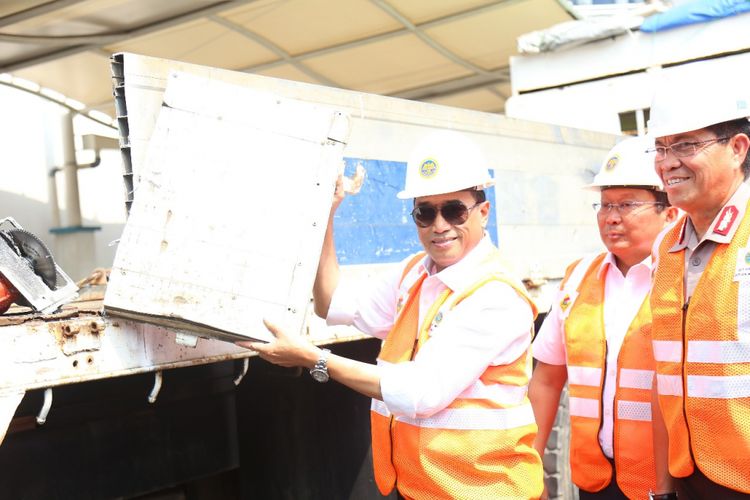 Menteri Perhubungan Budi Karya Sumadi memeriksa angkutan barang. Pemerintah tengah menyiapkan sistem berbasis teknologi di jembatan timbang untuk mengawasi angkutan barang yang kelebihan muatan.