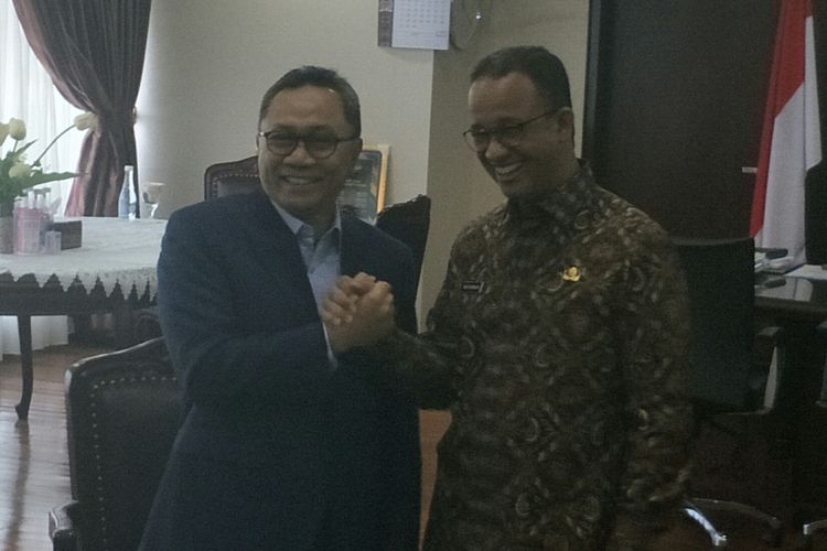 Zulkifli Hasan dan Anies Baswedan di Kompleks Parlemen, Senayan, Jakarta, Kamis (5/7/2018)