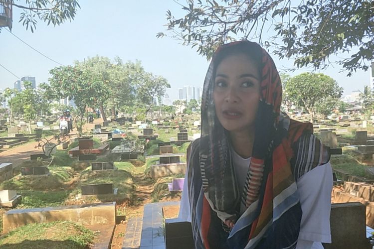 Maudy Koesnaedi setelah berziarah ke makam Benyamin Suaeb bersama pemain si Doel the Movie di TPU Karet Bivak, Jakarta Selatan, Jumat (6/7/2018.