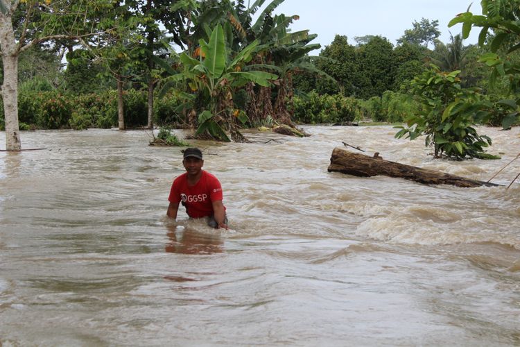 Banjir memutus jalan penghubung antar-desa di Walenrang Timur, Kabupaten Luwu, Sulawesi Selatan.