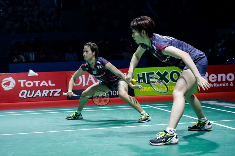 Pasangan ganda putri Jepang, Yuki Fukushima/Sayaka Hirota, mengembalikan bola ke arah pasangan asal Jepang, Mayu Matsumoto dan Wakana Magahara dalam partai final Indonesia Open 2018 di Istora Senayan, Jakarta, Minggu (8/7/2018).