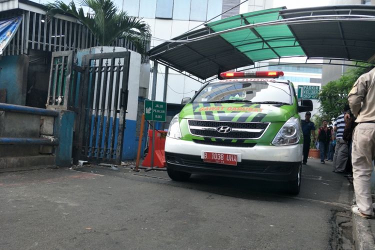 Mobil ambulans keluar dari Gedung Kementerian Perhubungan, Minggu (8/7/2018).