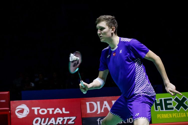 Pebulu tangkis tunggal putra Denmark, Viktor Axelsen mengembalikan bola ke arah lawan asal Jepang, Kento Momota dalam partai final Indonesia Open 2018 di Istora Senayan, Jakarta, Minggu (8/7/2018). Pebulu tangkis tunggal putra Jepang, Kento Momota menang dengan skor 21-14 dan 21-9.