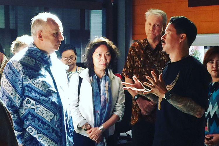 Duta Besar Amerika Serikat untuk Indonesia Joseph R Donovan Jr saat menerima paparan tentang Kepri usai merayakan HUT AS ke-242 di Batam, Kepulauan Riau, Selasa (10/7/2018)