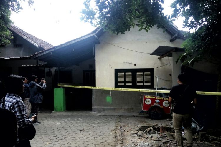 Rumah kontrakan di  Rt 05/Rw 35 Bedingin, Wetan Sumberadi, Mlati, Sleman yang ditinggali SFH, istri dan anaknya dipasangi garis polisi, Rabu (11/7/2018)