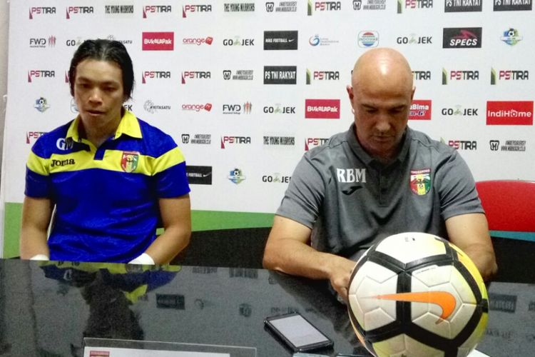 Kiper Mitra Kukar Gerri Mandagi bersama pelatih Mitra Kukar Rafael Berges Marin dalam jumpa pers usai laga melawan PS Tira