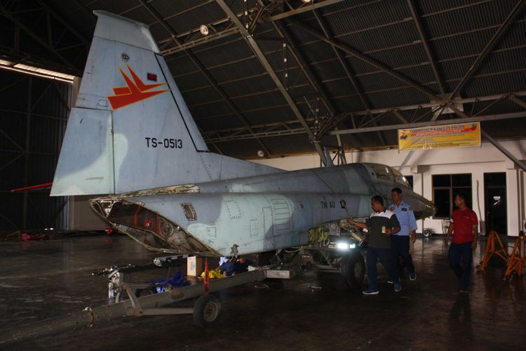 Personel Skadron Udara 14 Lanud Iswahjudi menyiapkan pesawat F-5 Tiger TS 1305, yang akan dipasang sebagai monumen di Alun-alun Mejayan, Kabupaten Madiun, Rabu (11/7/2018).