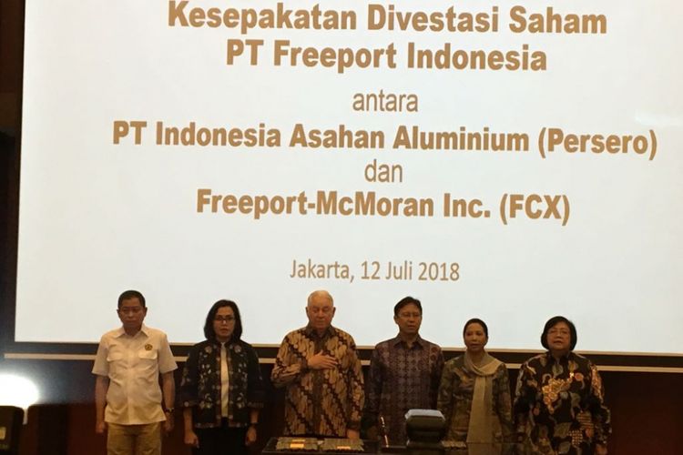 Suasana penandatanganan pokok-pokok divestasi saham PT Freeport Indonesia di gedung Kementerian Keuangan, Kamis (12/7/2018). Dalam penandatanganan ini, turut hadir Presiden Direktur Freeport McMoran Richard Adkerson, Direktur Utama PT Inalum (Persero) Budi Gunadi Sadikin, Menteri Keuangan Sri Mulyani Indrawati, Menteri ESDM Ignasius Jonan, Menteri Lingkungan Hidup dan Kehutanan Siti Nurbaya, serta Menteri BUMN Rini Soemarno.