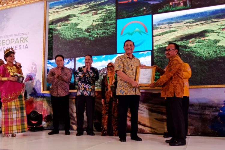  Kemenko Maritim Luhut Binsar Panjaitan memberikan penghargaan UNESCO Global Geopark pada perwakilan Geopark Rinjani, dalam acara Konfrensi Geopark Indonesia 1, di Auditorium Kementerian ESDM, Jakarta, Kamis (12/7/2018)