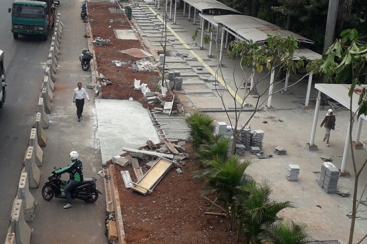 Kondisi pengerjaan salah satu titik trotoar Sudirman-Thamrin, Jumat (13/7/2018)