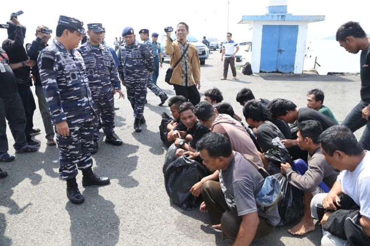 12 Calon TKI Ilegal yang berhasil diselamatkan TNI AL saat akan diberangkat ke Malaysia melalui pelabuhan tidak reami yang ada dikawasan Tanjunguban, Kabupaten Bintan