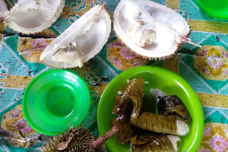 Buah durian dan lemang di Desa Mendumpang, Kecamatan Suro, Aceh Singkil