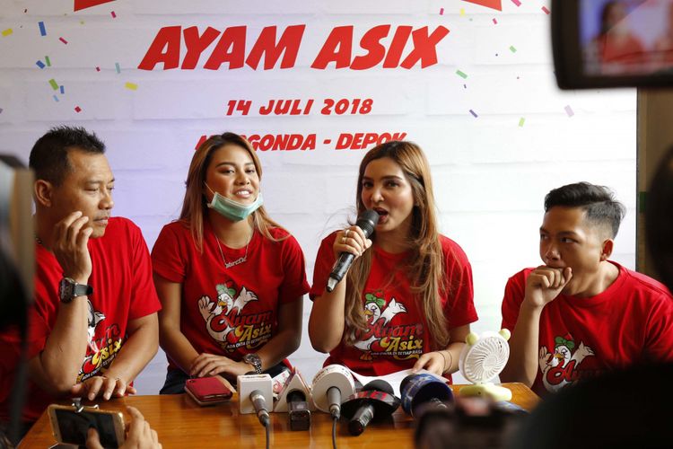 Anang Hermansyah, Aurel, Ashanty, dan Azriel (dari kiri ke kanan) menghadiri pembukaan gerai Ayam Asix di kawasan Pondok Cina, Depok, Jawa Barat, Sabtu (14/7/2018).