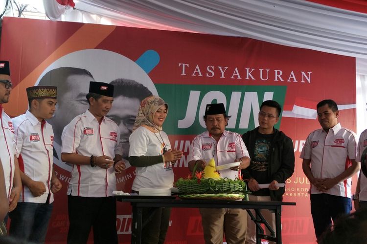 Pendukung Ketua Umum PKB Muhaimin Iskandar atau Cak Imin yang tergabung di dalam relawan Jokowi-Cak Imin (Join) menggelar tasyakuran dan potong tumpeng di Posko Kornas Join, Tebet, Jakarta Selatan, Minggu (15/7/2018).