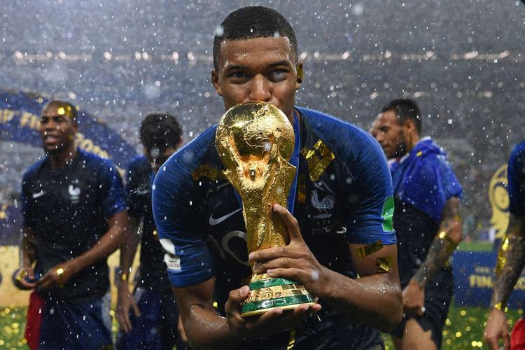 Pemain Perancis Kylian Mbappe mencium trofi juara usai mengalahkan Kroasia pada laga babak final Piala Dunia 2018 di Stadion Luzhniki, Moskwa, Minggu (15/7/2018) atau Senin dini hari WIB. Perancis mengulangi kesuksesan 20 tahun lalu dan keluar sebagai juara Piala Dunia 2018 usai menundukkan Kroasia dengan skor 4-2.