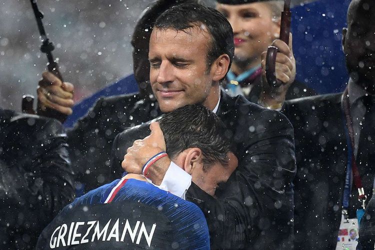 Presiden Perancis Emmanuel Macron (kanan) memeluk pemain Perancis Antoine Griezmann saat upacara penyerahan trofi usai mengalahkan Kroasia pada laga babak final Piala Dunia 2018 di Stadion Luzhniki, Moskwa, Minggu (15/7/2018) atau Senin dini hari WIB. Perancis mengulangi kesuksesan 20 tahun lalu dan keluar sebagai juara Piala Dunia 2018 usai menundukkan Kroasia dengan skor 4-2.