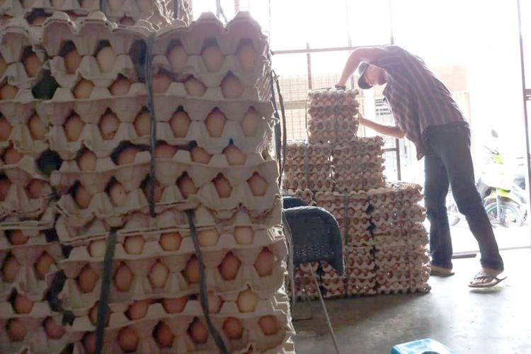Di Batam, harga eceren telur ayam ras tembus Rp 2.000 per butir, Senin (16/7/2018)