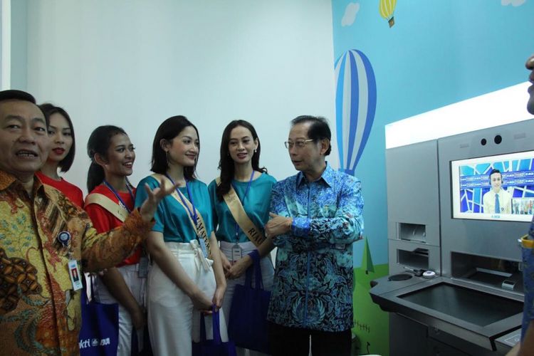 Presiden Direktur BCA Jahja Setiaatmadja dan Direktur BCA Santoso menjelaskan kepada Finalis Miss Grand Indonesia tentang Tahapan Xpresi