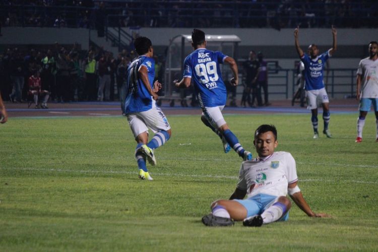 Penyerang Persib Bandung, Jonathan Bauman (99) merayakan golnya pada laga melawan Persela Lamongan pada pekan ke-16 Liga 1 di Stadion Gelora Bandung Lautan Api (GBLA), Senin (16/7/2018).