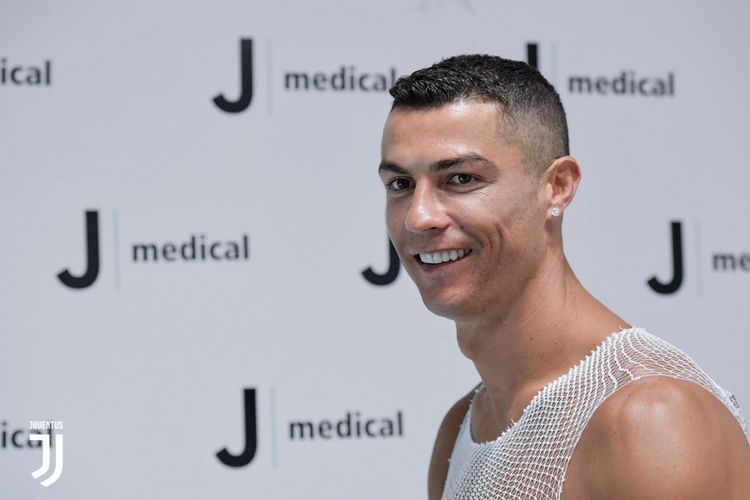 Cristiano Ronaldo menjalani tes medis di J-Medical, Turin, Senin (16/7/2018)